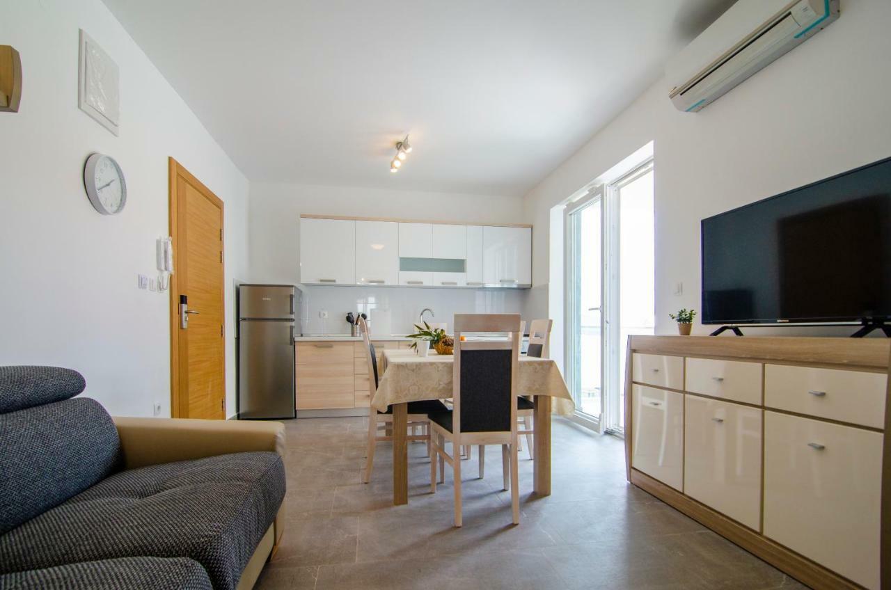 Apartments Sara 3 Bol Bagian luar foto